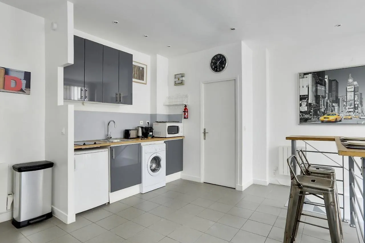 170 Angouleme Large Duplex Style Apt With1 Bdr Central