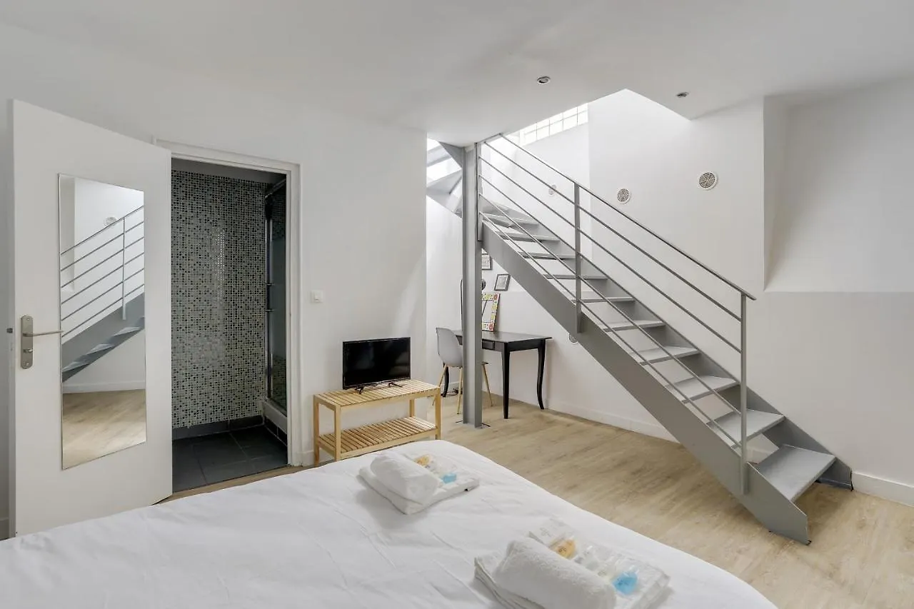 170 Angouleme Large Duplex Style Apt With1 Bdr Central Apartmán