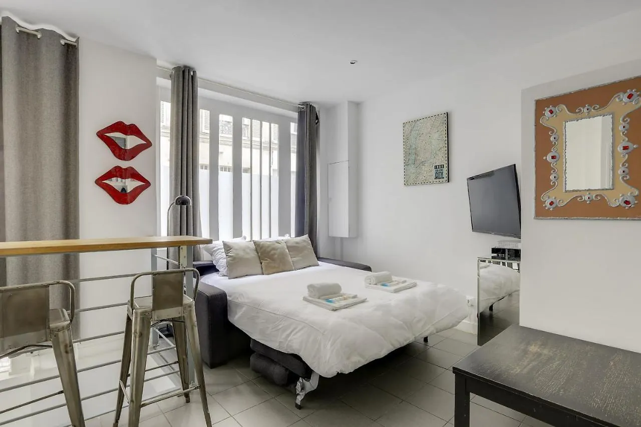 170 Angouleme Large Duplex Style Apt With1 Bdr Central