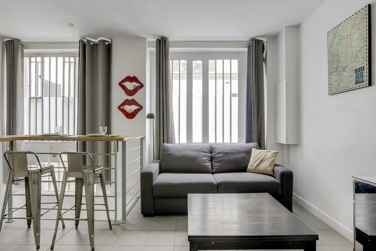 170 Angouleme Large Duplex Style Apt With1 Bdr Central Párizs